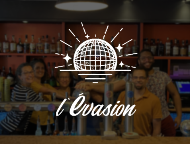 logo l'évasion sur un fond flouter