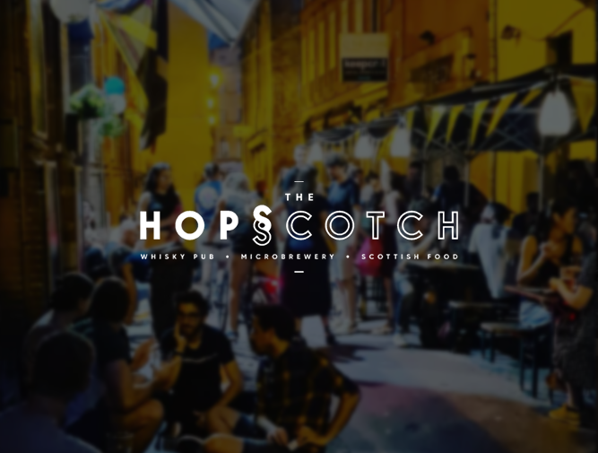 logo the hopscotch pub sur un fond flouter